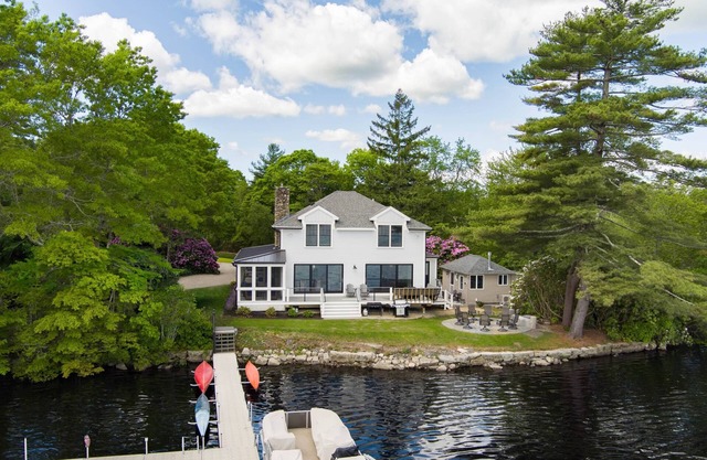 Gorgeous Luxury Freetown Lakefront: Panoramic Views, Fire Pit, BBQ, Near Cape Cod and Boston