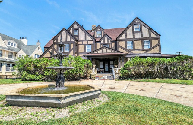 Gorgeous Mansion At the Beach