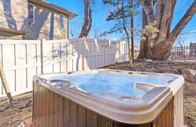 Gorgeous Modern Home in Ski Location! * Hot Tub *