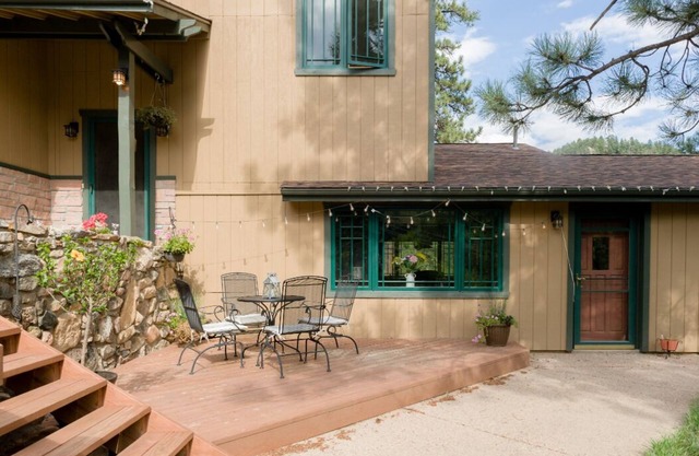 Gorgeous Mountain Retreat near Red Rocks!