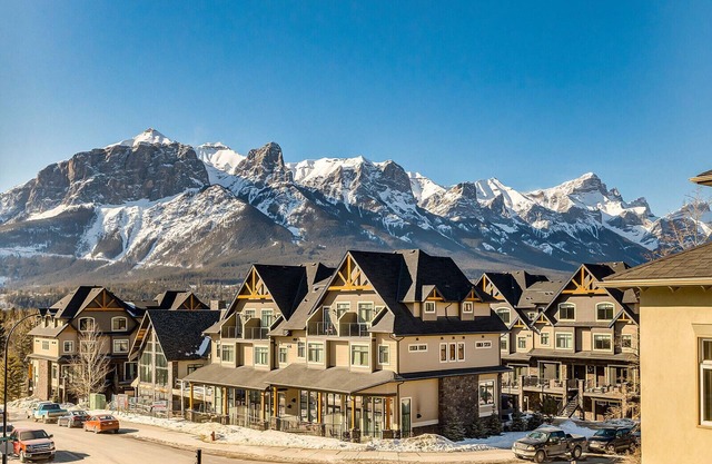 Gorgeous mountain views! Stylish 2BR/2BATH condo with AC