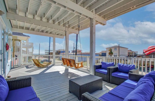 Gorgeous New Construction Steps To The Sand Near Restaurants & Entertainment