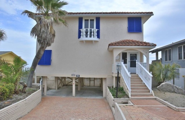 Gorgeous Ocean Front Beach Home. Easy stroll to Restaurants and Night Life.