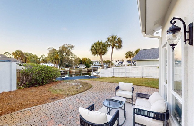 Gorgeous private home, great for families, canal front & close to beach