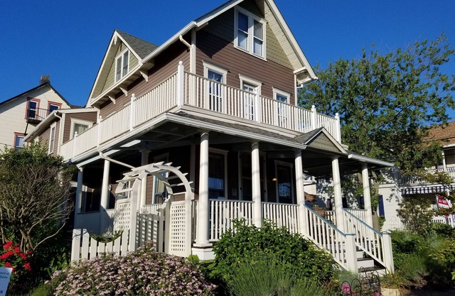 GORGEOUS PRIVATE BEACH HOUSE. BEACH LOCKER & 4 PASSES. WALK EVERYWHERE!