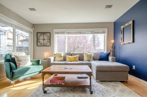 Gorgeous Queen Anne Townhouse - Rooftop Deck!