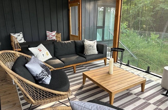 Gorgeous Renovated Lake Cottage! 300ft lake frontage