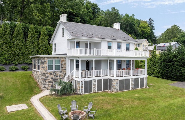 Gorgeous River View Lakehouse with Hot Tub