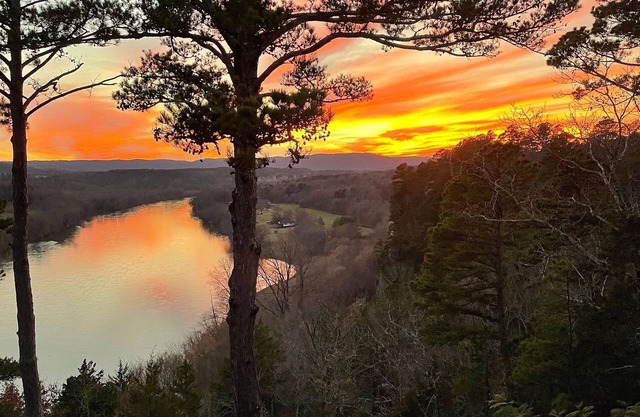 Gorgeous RiverBluff View of the White River + WIFI + Fall is in the air!