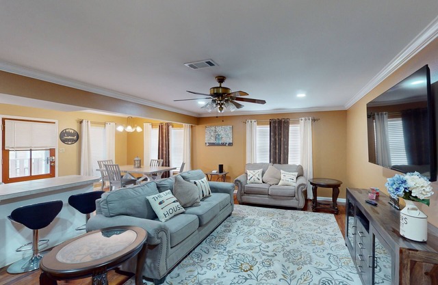 Gorgeous riverfront townhouse with balcony, boat dock & private W/D