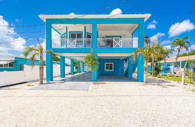 GORGEOUS SEA THEMED 2 STORY HOME W/PRIVATE POOL AND BEACH ACCESS