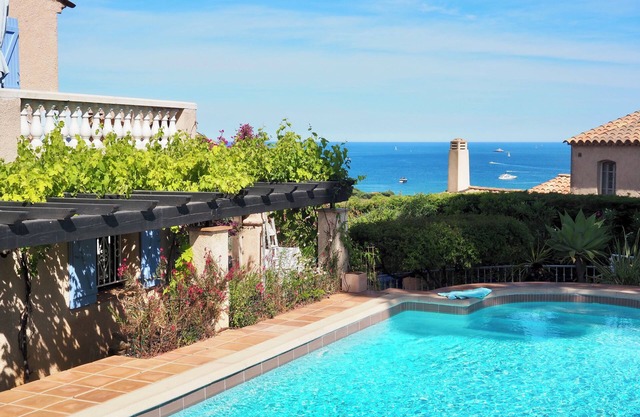 Gorgeous sea view, heated pool, jacuzzi, sauna, close to the beach.