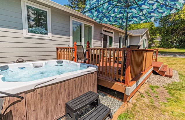 Gorgeous, Spacious and Well Lit Hot Tub Home with Large Deck for Entertaining.