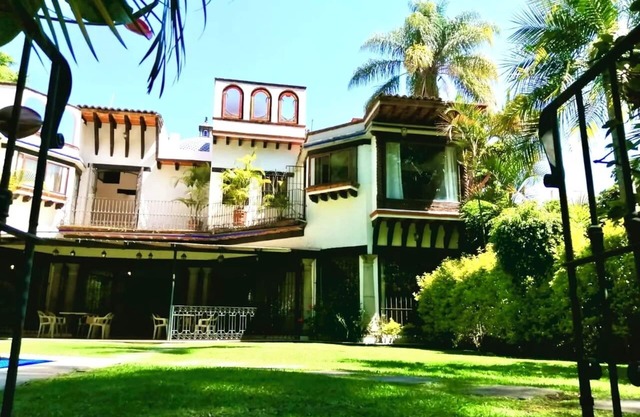 Gorgeous Spanish Colonial Style Villa w/heatable pool & high speed internet.