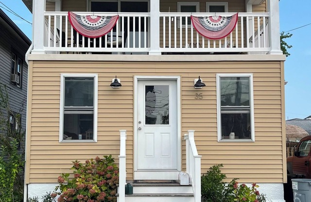 GORGEOUS UPSTAIRS, 2 FLR, 4 BR, 2 BA CONDO IN RELAXING GARDENS! DECK & BACKYARD