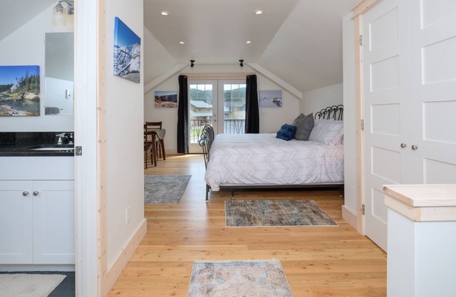 Gorgeously Decorated Quaint Big Sky Studio