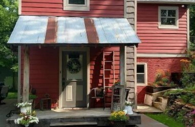 Gorgeously Remodeled Home Close to Downton Hudson