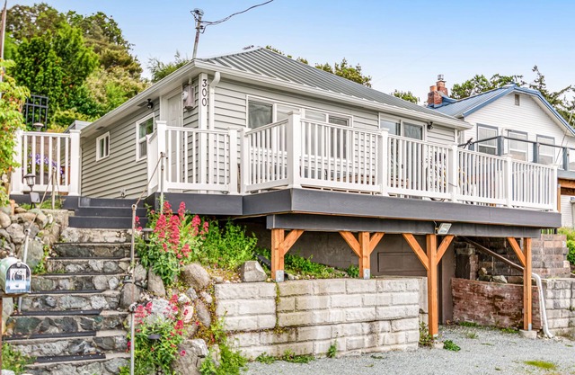 Gorgeously renovated home with Saratoga Passage views - 1 block to the beach
