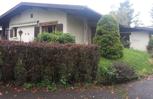 Gorges. Single storey ranch type.