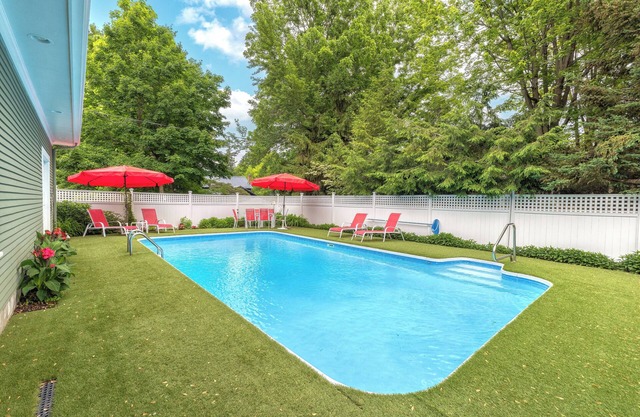 Goshorn House & Studio - Large pool - Within walking distance to downtown Douglas