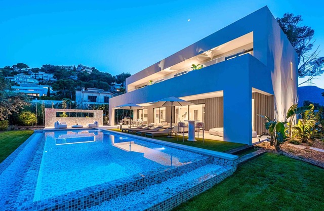 Gotmar Beach is a modern contemporary villa, close to the beach, with Private Heated Swimming Pool, 5 bedrooms in Puerto Pollensa, Mallorca