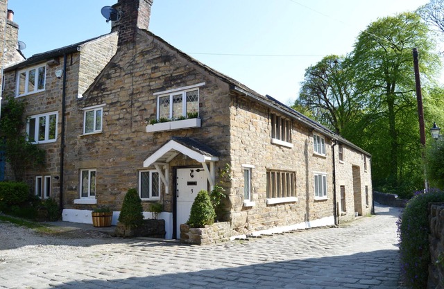 GOYT COTTAGE, pet friendly, with open fire in Marple Bridge