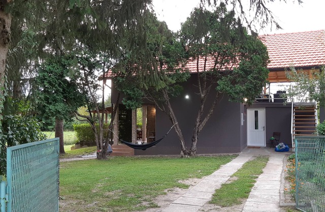 Green retreat kuća uz rijeku za savršeni odmor