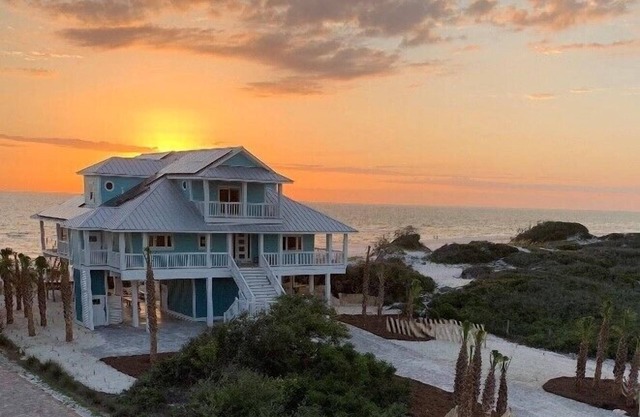 Graceland: Beachfront Home- Last Home on the Cape, Designer Interior, Sleeps 11!