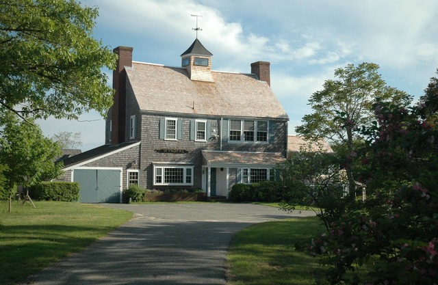 Gracious home 200 yards to private beach
