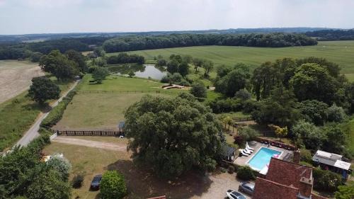 Grade II Listed Farmhouse, Pool, Hot Tub, Games Room, Celebration Hall, Car Park, 10ppl, 45 min from Central London