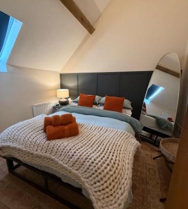 GRADUATION STAY- Worcester City - House - Gated - Self Check In - Free WIFI - 2 Doubles - Sleeps 6 - Free Nearby Parking