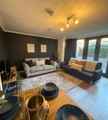 GRADUATION - Worcester City - FREE Parking, WI-FI, Toiletries - TV in rooms with Prime - Stocked kitchen - Entire Apart - Self Check-In - Outside Space