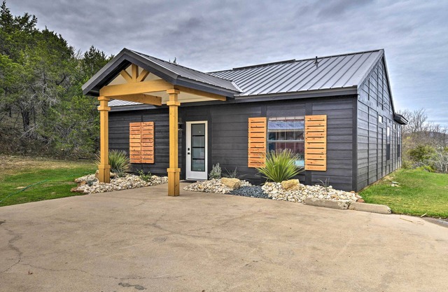 Graford Cabin w/Rooftop Deck & Lake Views!