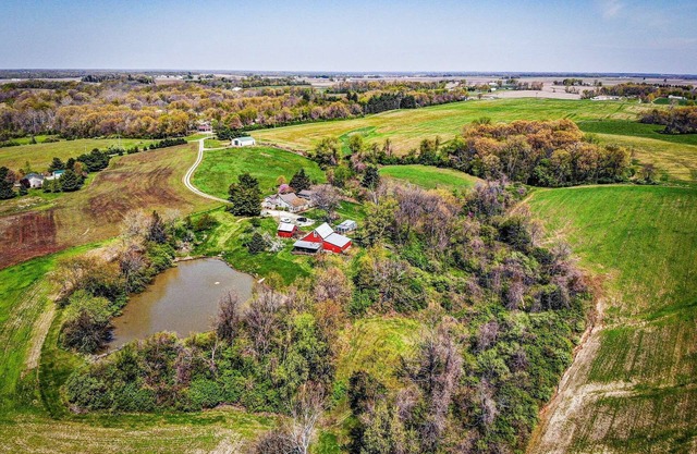 Grafton Getaway - Farmhouse on 23 secluded acres sleeping 28 guests
