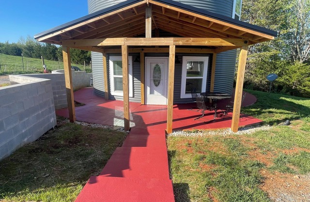 Grain Bin home 9 minutes from LU. Close to the city but in the country
