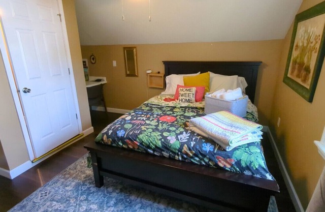 Gramma Dottie’s Garden Retreat - Private Room