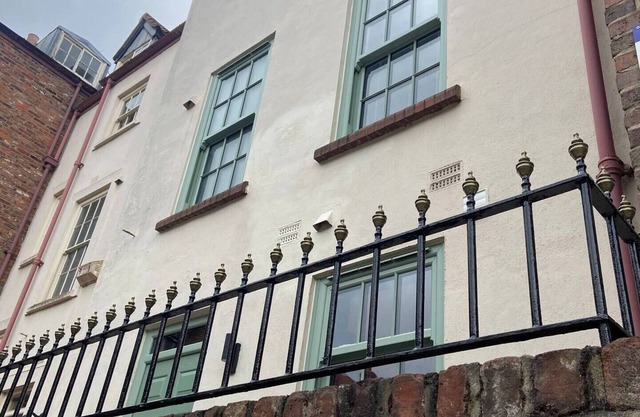 Grammar School Yard four bedroom free parking