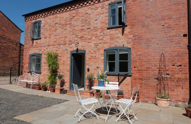 GRANARY 1, pet friendly, with a garden in Madley
