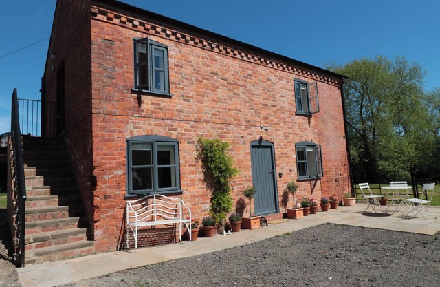 GRANARY 2, pet friendly, with a garden in Madley
