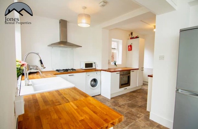 Granby Grove Townhouse - Sleeps 8- 4 Bedrooms