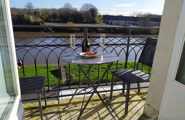 Grand Appartement de Charme sur la Rivière