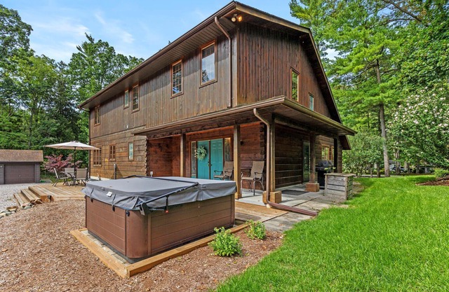 GRAND, COZY COTTAGE IN PORT FRANKS, ONTARIO. OUTDOOR SPA. PET-FRIENDLY!
