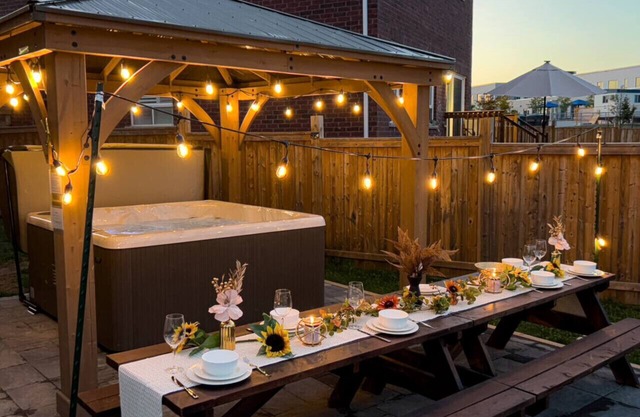 Grand family retreat w/7 BR, Pool Table & Hot Tub