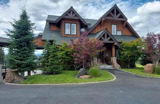 Grand Getaway at Green Bluff