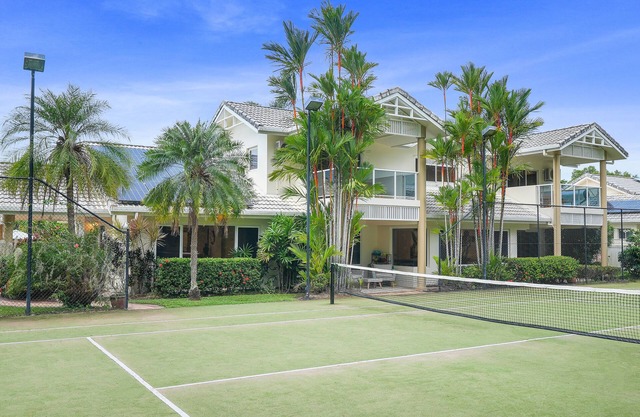 Grand Slam Getaway w Tennis court & Heated pool