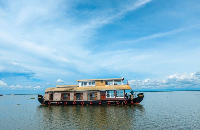 Grand villa houseboat