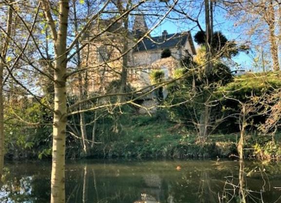 Grande maison de charme, 14 pers. 5 chambres, sauna, écrin de verdure, baby foot