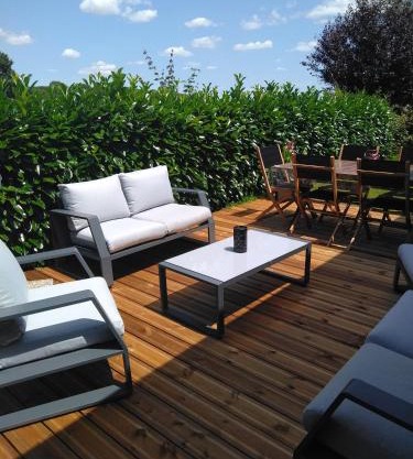 Grande Maison de plain pied avec jardin arboré.