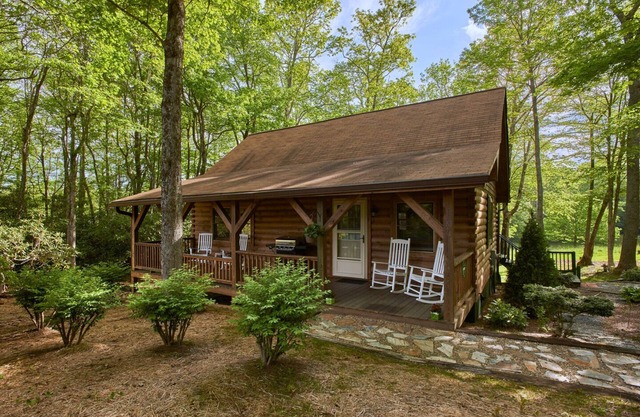 Grandfather`s Backside 2BR/2BA Cabin with Loft Near Blowing Rock