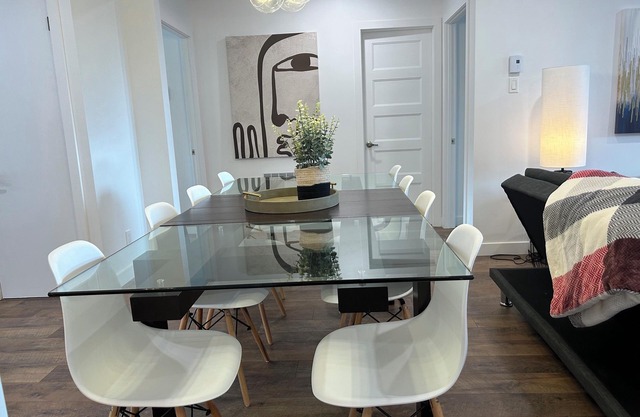 Grandiose!, Ground floor, 3 Bedrooms! Vue Chateau! Renovated, Air-conditioned, Free parking